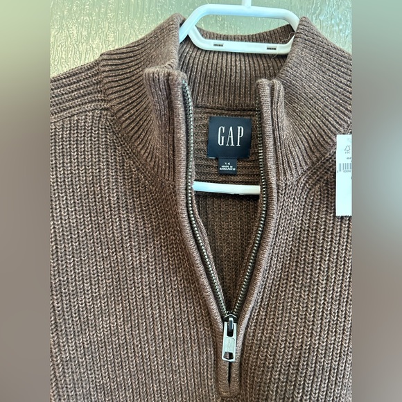 NWT Men’s 1/4 Zip Gap Sweater - Picture 3 of 5